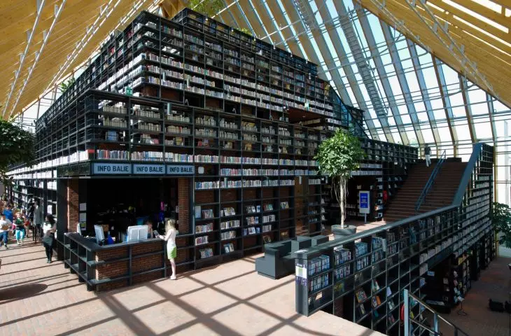 Wnętrze biblioteki w Spijkenisse, Holandia