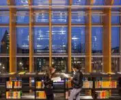 Wewnątrz biblioteki znalazły się m.in. centrum edukacji ekologicznej, klub szachowy, audytorium, sale spotkań oraz przestrzenie handlowe i biurowe