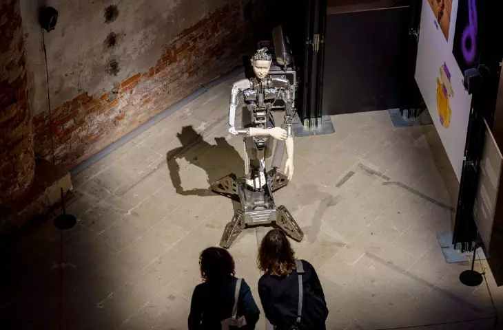 robot w głównej przestrzeni wystawienniczej