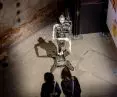 robot w głównej przestrzeni wystawienniczej