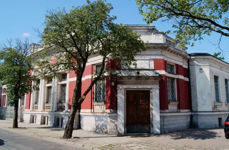 Budynek banku w którym powstanie Interaktywne Centrum Fajansu