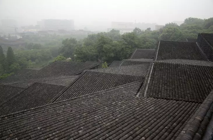 ceramiczne dachówki zostały ponownie użyte w projekcje elewacji Muzeum Sztuki Ludowej przy China Academy of Art w Hangzhou, Chiny