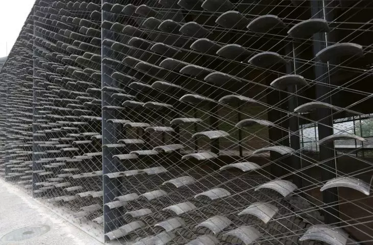 ceramiczne dachówki zostały ponownie użyte w projekcje elewacji Muzeum Sztuki Ludowej przy China Academy of Art w Hangzhou, Chiny