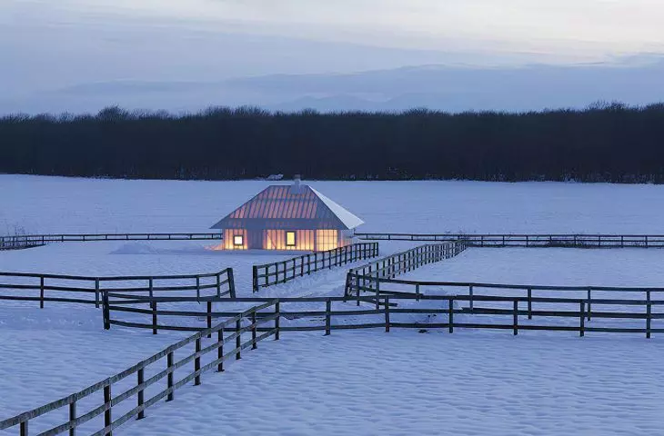 Earth Hotel — część projektu Mêmu Meadows w Taiki-cho na Hokkaido łączy tradycję budownictwa Ajnu z nowoczesnymi rozwiązaniami inżynieryjnymi