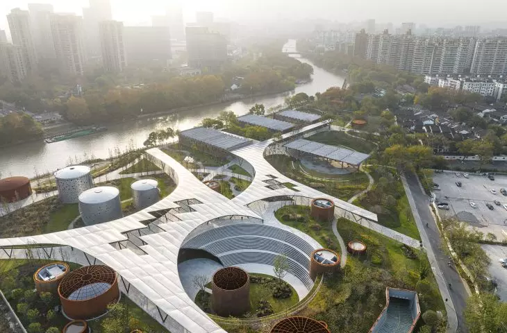 Hangzhou Xiaohe Park w Chinach to przykład ponownego użycia przestrzeni — pracownia KKAA przekształciła teren po fabryce w park