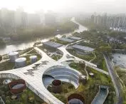 Hangzhou Xiaohe Park w Chinach to przykład ponownego użycia przestrzeni — pracownia KKAA przekształciła teren po fabryce w park