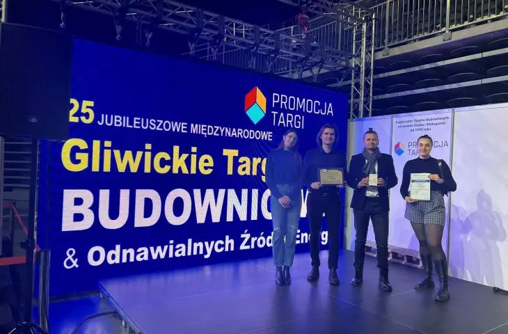Zespół projektowy odbierający nagrodę