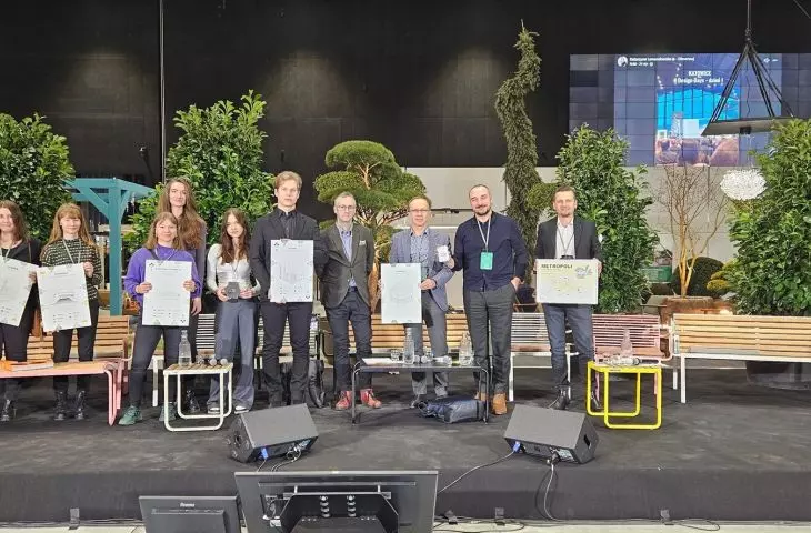 Zespół projektowy odbierający nagrodę 
