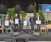 Zespół projektowy odbierający nagrodę 