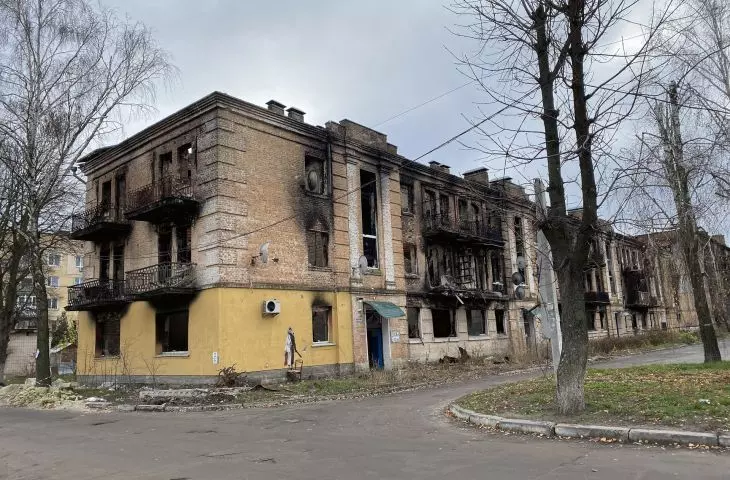 zniszczenia w Hostomelu powstałe pomiędzy styczniem a marcem 2022 roku w wyniku rosyjskiej inwazji na Ukrainę