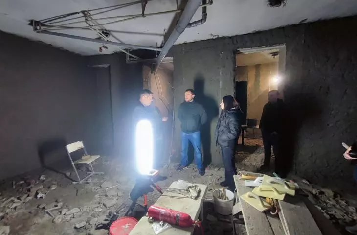 budowa dwufunkcyjnego schronu według projektu powstałego podczas warsztatów z udziałem dzieci