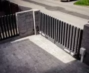 aluminiowe ogrodzenie grzebieniowe