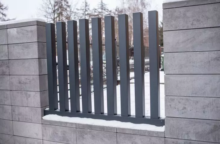 aluminiowe ogrodzenie grzebieniowe