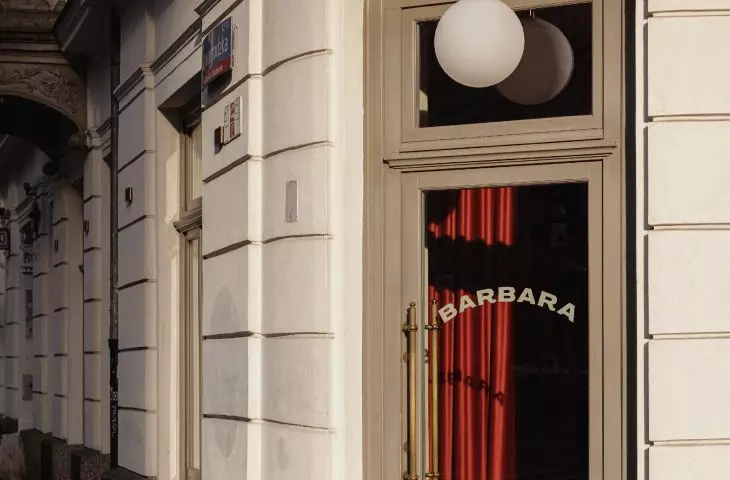 lokal znajduje się na rogu ulic Nowogrodzkiej i Kruczej w Warszawie