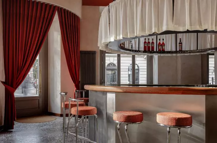 od razu po wejściu natrafiamy na okrągły bar z kamiennym blatem