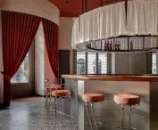 od razu po wejściu natrafiamy na okrągły bar z kamiennym blatem