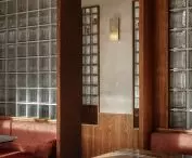 w ścianie z luksferów ulokowany jest drewniany portal prowadzący do ukrytej restauracji