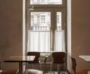 okna w restauracji przysłaniają półprzezroczyste zazdrostki