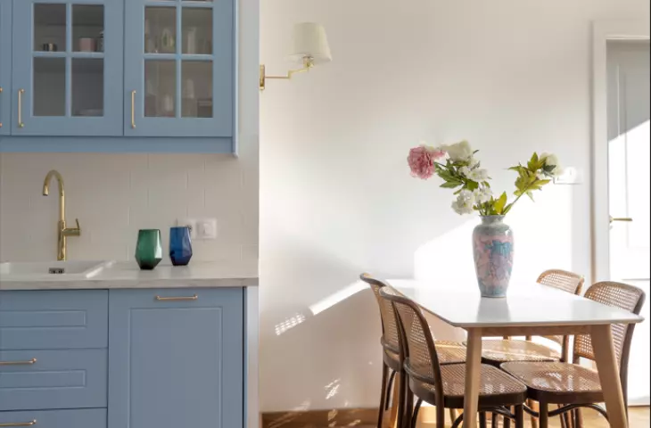 The color palette in this project was chosen extremely carefully: muted pinks, blues and natural wood tones dominate.