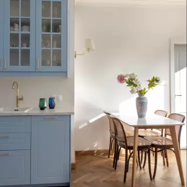The color palette in this project was chosen extremely carefully: muted pinks, blues and natural wood tones dominate.