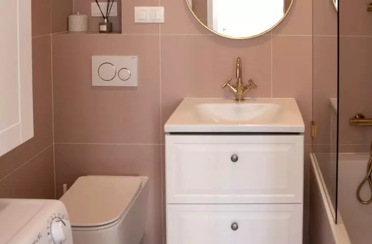 A classic pattern of black and white rhombuses on the floor appears in the bathroom