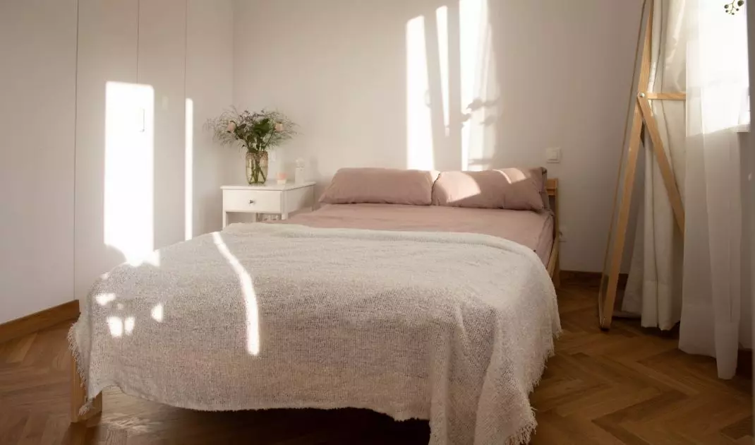 W sypialni dominuje biel, róż i drewno 