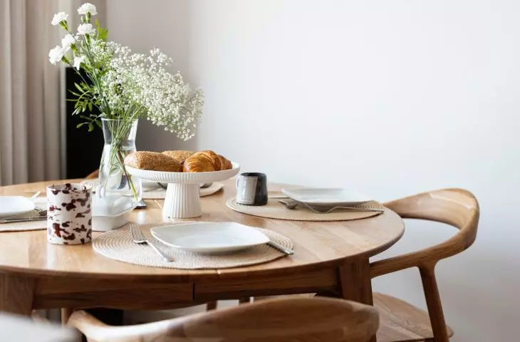 Classic, comfortable solid wood chairs are a conscious choice for a family with children. Subtle details add character, and the whole harmoniously fits into the atmosphere of the apartment.