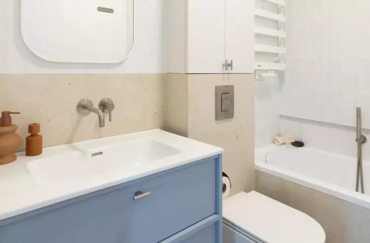 Small, but ergonomic - this bathroom accommodates everything necessary