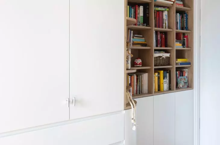 A corner for books in the bedroom 
