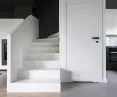 Komfortowe wnętrze - minimalistyczne schody