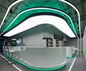 Kryty obiekt golfowy PLP City Range w Bangkoku – widok wnętrza 