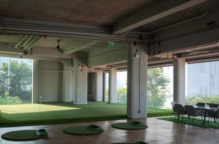 Kryty obiekt golfowy PLP City Range w Bangkoku – widok wnętrza 