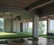 Kryty obiekt golfowy PLP City Range w Bangkoku – widok wnętrza 