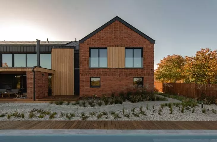Bridge House położony na przedmieściach Poznania