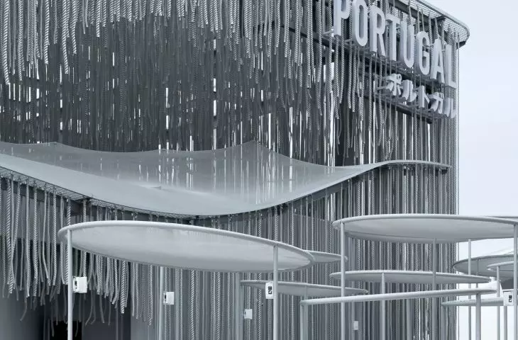 The pavilion was created from recycled materials such as fishing nets, which together with suspended ropes create a light and dynamic structure