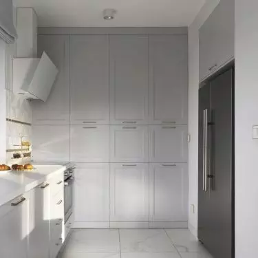 Nowoczesna kuchnia z eleganckimi frontami, złotymi wstawkami i płytką 3D – połączenie stylu, ergonomii i praktycznego designu.