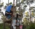 projekt „An Atlas of Forest Occupations” dotyczy leśnych okupacji jako przestrzeni oporu, troski i alternatywnej architektury