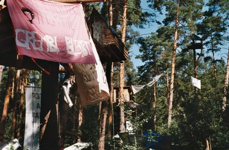projekt „An Atlas of Forest Occupations” dotyczy leśnych okupacji jako przestrzeni oporu, troski i alternatywnej architektury