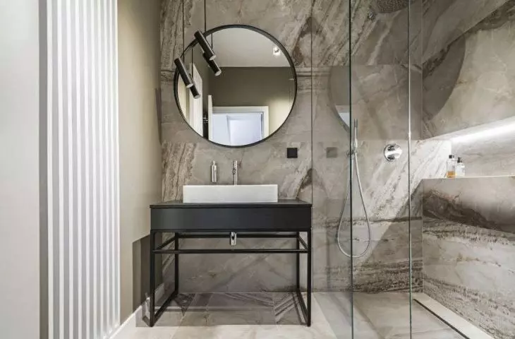 Comfortable interior - minimalist bathroom 
