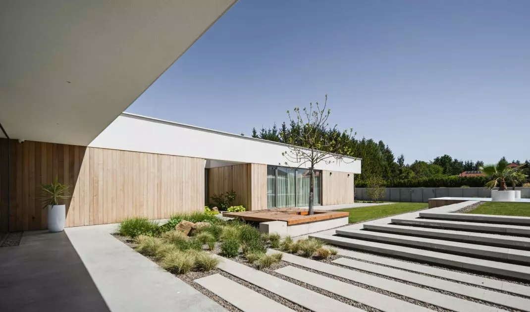 Low, horizontal body of the house with a maximum height of 4.05 m that perfectly fits into the landscape of the plot