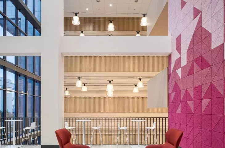 Wełna drzewna w płytach HERADESIGN - ekologia i pochłanianie dźwięków w jednym, fot. z lewej Knauf Ceiling Solutions, z prawej American International College, Kuwait City