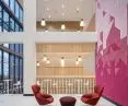 Wełna drzewna w płytach HERADESIGN - ekologia i pochłanianie dźwięków w jednym, fot. z lewej Knauf Ceiling Solutions, z prawej American International College, Kuwait City