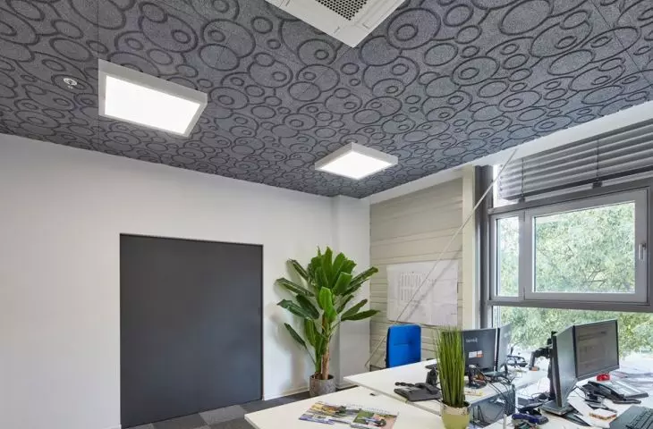 W małym biurze stonowany kolorystycznie sufit może zaskoczyć fakturą – drewniana wełna w panelach HERADESIGN poddana została personalizacji poprzez specjalne, dekoracyjne wzory wycięte w powierzchni paneli