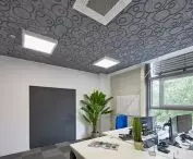 W małym biurze stonowany kolorystycznie sufit może zaskoczyć fakturą – drewniana wełna w panelach HERADESIGN poddana została personalizacji poprzez specjalne, dekoracyjne wzory wycięte w powierzchni paneli