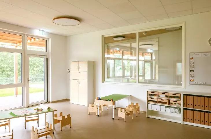 W małym biurze stonowany kolorystycznie sufit może zaskoczyć fakturą – drewniana wełna w panelach HERADESIGN poddana została personalizacji poprzez specjalne, dekoracyjne wzory wycięte w powierzchni paneli