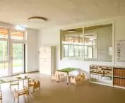 W małym biurze stonowany kolorystycznie sufit może zaskoczyć fakturą – drewniana wełna w panelach HERADESIGN poddana została personalizacji poprzez specjalne, dekoracyjne wzory wycięte w powierzchni paneli