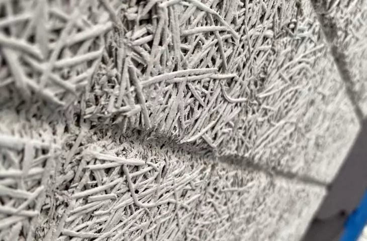 Wełna drzewna w płytach HERADESIGN - ekologia i pochłanianie dźwięków w jednym, fot. z lewej Knauf Ceiling Solutions, z prawej American International College, Kuwait City
