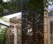 Elewacja biblioteki wtapiająca się w otaczający krajobraz – transparentność i natura jako główni aktorzy projektu