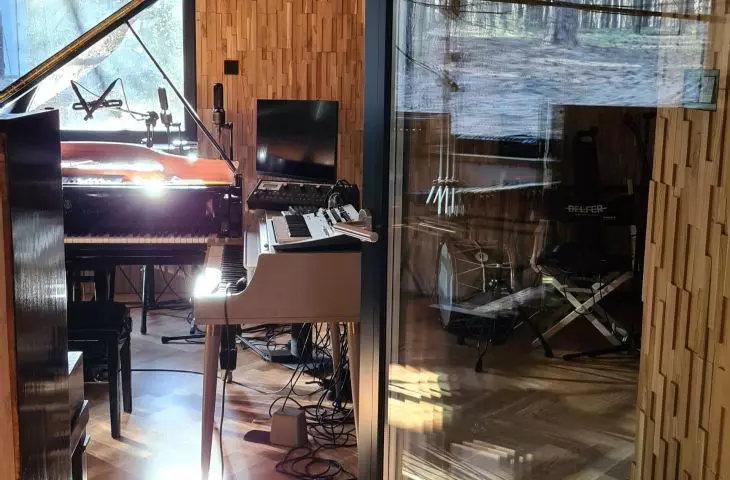 Jagoda Volkov wanted large glass windows in the studio