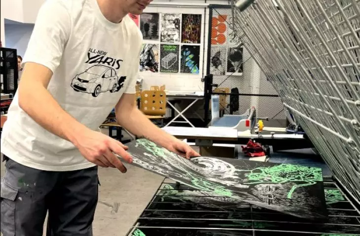 „Od porcelany do serigrafii”. Wystawa grafik studentek i studentów wzornictwa Uniwersytetu SWPS na Zamku Królewskim w Warszawie